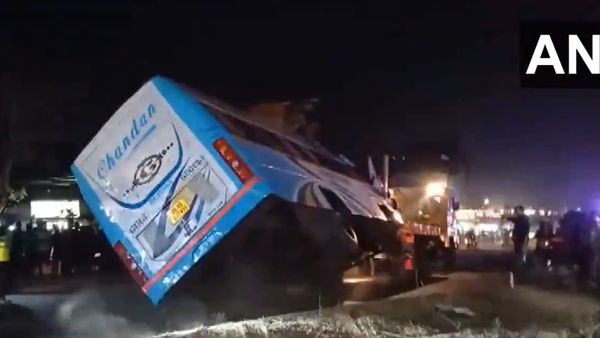 Odisha Bus Accident: साइकिल सवार को बचाने की कोशिश में पलटी बस, कंडक्टर की मौत, 12 घायल, Video देख सहमे लोग