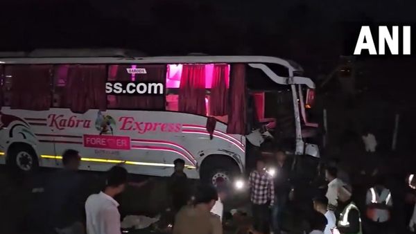 Gujarat News: सड़क किनारे रेलिंग तोड़ते हुए 25 फीट नीचे गिरी बस, दो यात्रियों की दर्दनाक मौत, कई लोग घायल