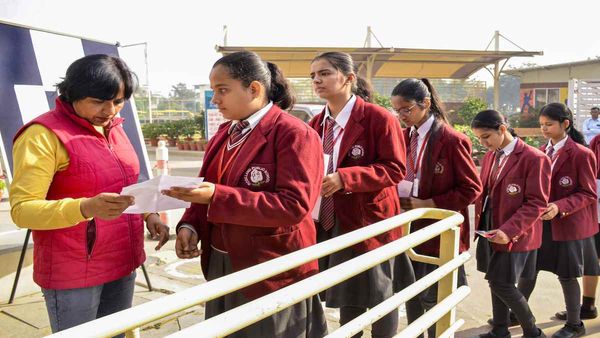 CBSE: 10वीं क्लास में होंगे 10 पेपर, 12वीं में 6 पेपर का रखा प्रस्ताव: रिपोर्ट