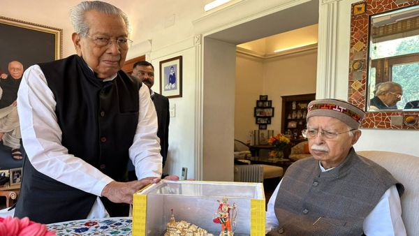 छत्तीसगढ़ राज्यपाल हरिचंदन ने की लालकृष्ण आडवाणी से मुलाकात, दी बधाई