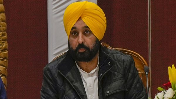 Punjab: सीएम मान सरकार का बड़ा एक्शन, चीफ टाउन प्लानर पंकज बावा सस्पेंड, विजिलेंस ने किया गिरफ्तार
