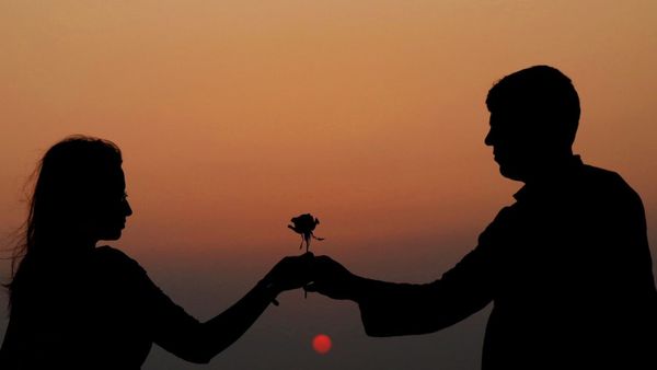 Valentine's Day: हिन्दू महासभा का नया फरमान, खुले में किया प्यार का इजहार तो...