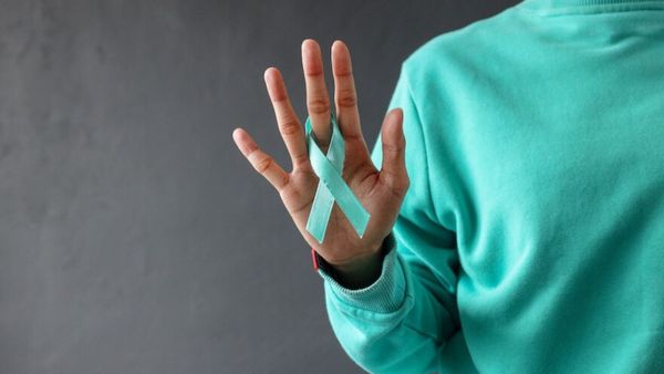 Cervical Cancer: लाइफस्टाइल में छोटे-छोटे बदलाव आपको रख सकते हैं सर्वाइकल कैंसर से दूर