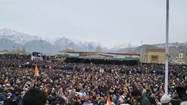 लद्दाक में कड़ाके की ठंड में आखिर सड़कों पर क्यों उतरे लोग? जानें हजारों लोगों के सड़क पर उतरने के पीछे की वजह