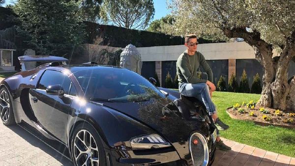 Cristiano Ronaldo Car Collection: रोनाल्डो का कार कलेक्शन देख उड़ जाएंगे होश, जीते हैं लेविश लाइफ