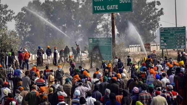 Farmers Protest: झड़प के बाद फिर से किसानों का मार्च शुरू, केंद्र के साथ कल 5 बजे तीसरे दौर की बैठक