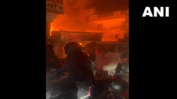दिल्ली के द्वारका में स्थित घर में लगी भीषण आग, दमकल की 4 गाड़ियां मौके पर