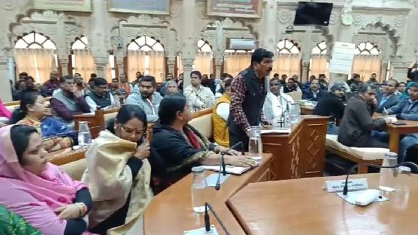 Gwalior News: निगम परिषद की बैठक में विपक्ष ने किया हंगामा, आसंदी के सामने धरने पर बैठे