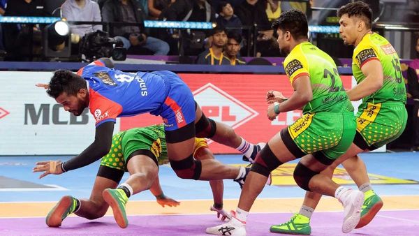 PKL: पंचकुला में हरियाणा स्टीलर्स का शानदार प्रदर्शन, पटना पाइरेट्स को हराकर प्लेऑफ में बनाई जगह