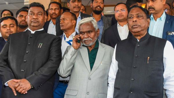 Jharkhand: अभी टला नहीं संकट, हैदराबाद में हाई सिक्योरिटी के बीच 37 विधायक, 5 फरवरी को परीक्षा की घड़ी