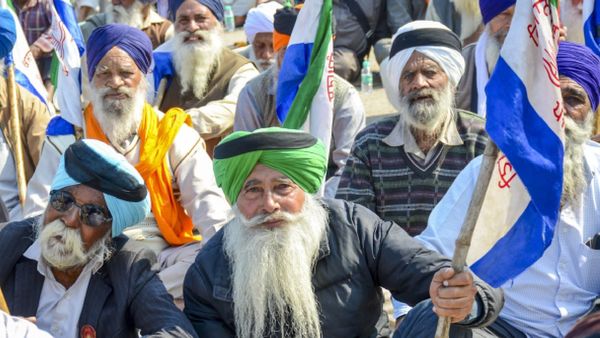 Farmer Protests: हरियाणा में पुलिस और किसानों के बीच झड़प, दागे गए आंसू गैस के गोले, पुलिसकर्मी घायल