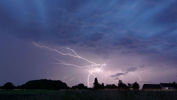 Weather Update: आज इन राज्यों में गरज के साथ होगी बारिश, बिजली गिरने की भी संभावना, जानें कहां गिरेंगे ओले