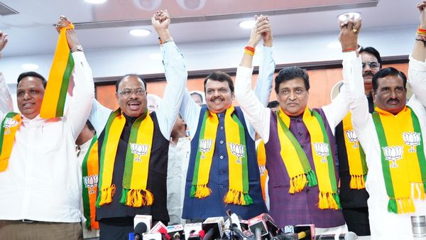 महाराष्ट्र: डिप्टी सीएम फडणवीस ने कांग्रेस छोड़ भाजपा में शामिल हुए अशोक चव्हाण का किया स्‍वागत