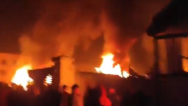 पुलिसकर्मी के निलंबन के बाद मणिपुर में भड़की हिंसा, भीड़ ने SP कार्यालय का किया घेराव, दागे आंसू गैस के गोले