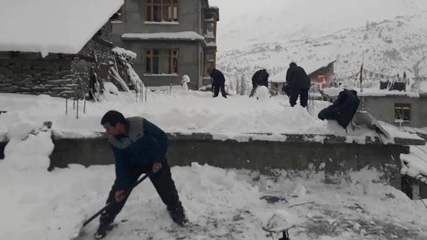 Weather Update: पहाड़ी और मैदानी इलाकों में झमाझम बारिश के साथ होगी बर्फबारी, जानें दिल्ली का कैसा रहेगा मौसम