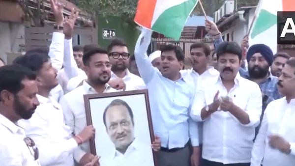 कार्यकर्ताओं ने 'अजीत पवार गुट ही असली एनसीपी' के फैसले का किया स्वागत, पार्टी कार्यालय के बाहर मनाया जश्न