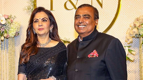 Nita Ambani: नीता का भरतनाट्यम देख धीरूभाई अंबानी ने मुकेश के लिए रखा था शादी का प्रपोजल, जानें पूरा सफर