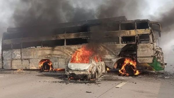 Mathura News: मथुरा में यमुना एक्सप्रेसवे पर भीषण सड़क हादसा, बस से टकराई कार, पांच लोग जिंदा जले