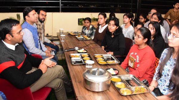 Students! 'जिंदगी अनमोल है', कोटा में डिनर पर गपशप कर समझा रहे IAS डॉ.रविंद्र गोस्वामी