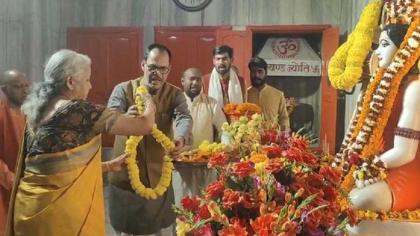Gorakhpur News: केंद्रीय वित्त मंत्री निर्मला सीतारमण पहुंची गोरखपुर, गुरु गोरक्षनाथ का किया दर्शन