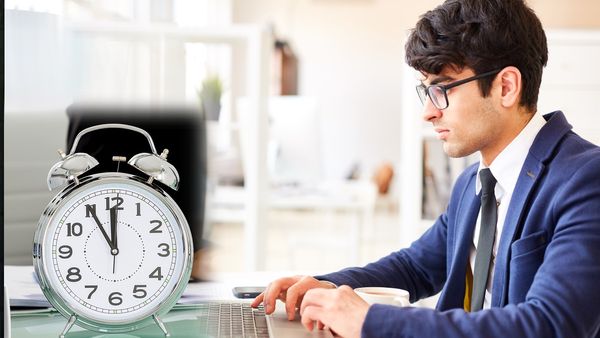 Work Hours: काम के घंटों पर बहस जारी, क्या हैं विभिन्न देशों में काम करने के नियम?