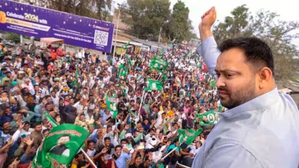 Bihar Politics: क्या लोकप्रियता की लहर पर सवार तेजस्वी जीत लेंगे बिहार? 
