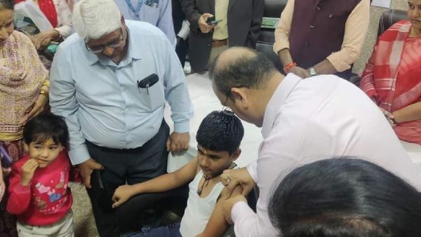 Indore News: जापानी बुखार से बच्चों को बचाएगा टीका, कहां लगेगा, जानिए