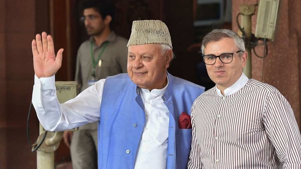 'अकेले चुनाव लड़ेंगे' वाले फारूक अब्दुल्ला के बयान पर बेटे उमर की सफाई, कहा- हम इंडिया ब्लॉक का हिस्सा