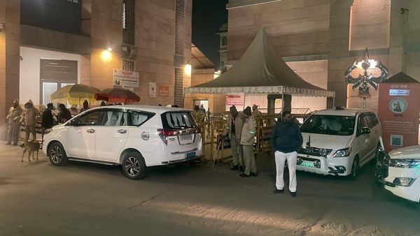 Varanasi News: दोपहर में जारी हुआ आदेश, रात में फोर्स संग पहुंचे अधिकारी, ज्ञानवापी तहखाने में शुरू हुई पूजा