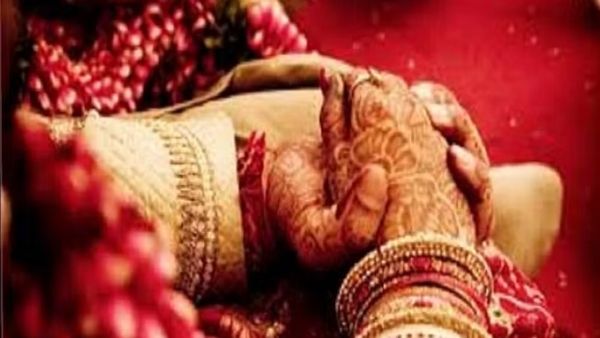 UP News: ससुर और बहू ने की कोर्ट मैरिज, बेटा बाहर से कमाकर घर लौटा तो खुला राज, गांव वाले भी रह गए हैरान