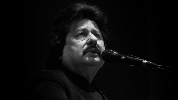 Pankaj Udhas: कैसे हुई पद्मश्री गायक पंकज उधास की मौत? हुई थी कौन सी अजीब बीमारी?