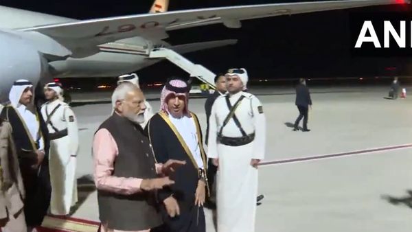 UAE के बाद कतर पहुंचे पीएम मोदी, दोहा में अमीर शेख तमीम बिन हमद अल थानी के साथ करेंगे द्विपक्षीय बैठक