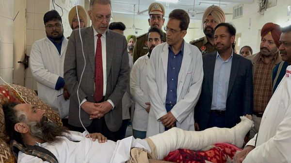 किसान प्रदर्शन में घायल हुए पंजाब के किसानों का हाल जानने अस्‍पताल पहुंचे स्वास्थ्य मंत्री डॉ.बलबीर