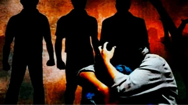 Jabalpur News: छात्र के कपड़े उतारकर क्लास रूम में घुमाया, अश्लील रैकिंग का मामला पहुंचा थाने