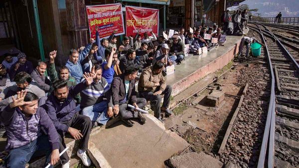 पुरानी पेंशन योजना को लेकर आरपास के मूड में रेलवे कर्मचारी संघ, देशभर में सभी ट्रेन सेवाएं बंद करने की धमकी