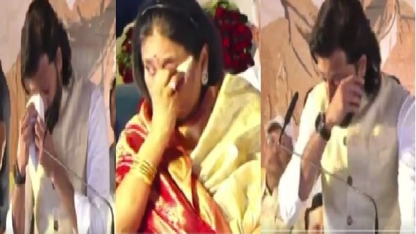स्टेज पर अचानक फूट फूटकर रोने लगे रितेश देशमुख, बेटे को इमोशनल होते देख मां का हुआ ऐसा हाल