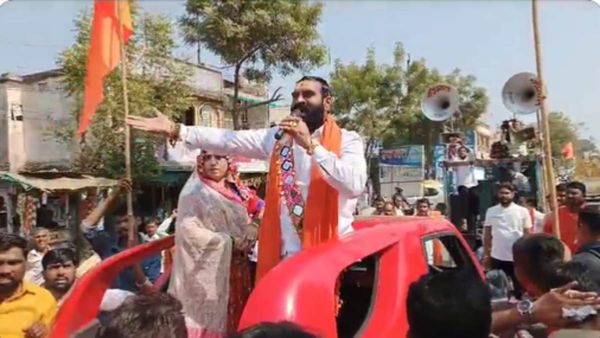 'वोट ना दें तो, 2 दिनों तक खाना मत खाना', स्कूल पहुंचे शिवसेना विधायक ने बच्चों से कहा, Video Viral