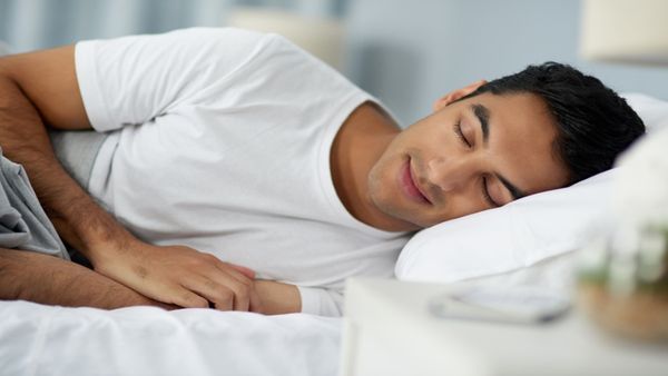 Waking Tips: जल्दबाजी में तेज आवाज लगाकर उठाने से हो सकता ब्रेन ट्यूमर, जानें इसका सही तरीका
