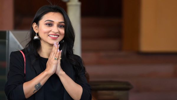 Mimi Chakraborty: TMC सांसद मिमी चक्रवर्ती का MP पद से इस्तीफा, ममता बनर्जी को बताई ये वजह