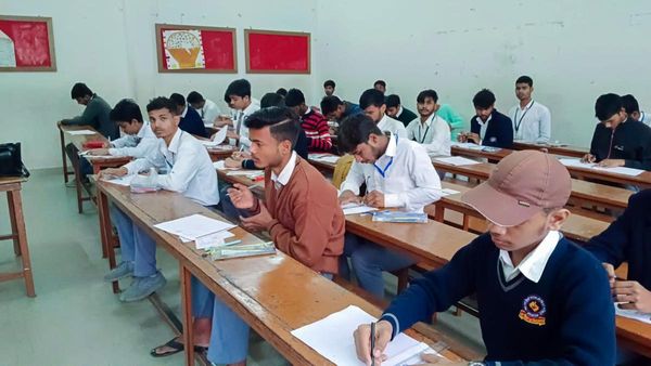 यूपी पुलिस के बाद अब 12वीं बोर्ड के 2 पेपर लीक, परीक्षा के एक घंटे पहले व्हाट्सएप पर वायरल, वो ही आया