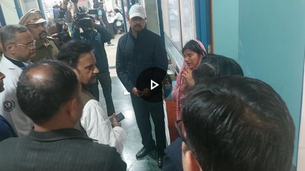 Bhopal News: एम्स में डिप्टी CM राजेंद्र शुक्ल को देख रोने लगी हरदा पटाखा फैक्ट्री विस्फोट से पीड़ित महिला