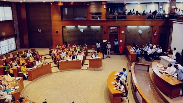 आवारा कुत्तों के मुद्दे पर नगर निगम की मीटिंग में हंगामा, कांग्रेस पार्षदों ने महापौर पर लगाया भेदभाव का आरोप