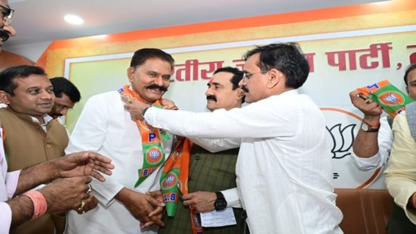 कमलनाथ के गढ़ छिंदवाड़ा और बड़वानी से कांग्रेस कार्यकर्ता पूर्व विधायक वीरेंद्र सिंह राठौर भाजपा में शामिल