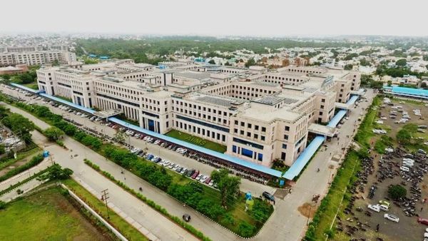 Bhopal AIIMS News: देश भर के सरकारी अस्पतालों में भोपाल एम्स दूसरे नंबर पर, रिकॉर्ड लिंकेज में बना अग्रणी