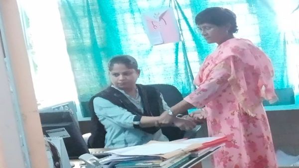 सिरोंज में आशा कार्यकर्ताओं से रिश्वत मांगना BCM को पड़ा महंगा, लोकायुक्त ने ₹7000 लेते रंगे हाथ धर दबोचा