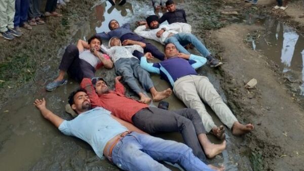 Rajasthan Nerws: राजस्‍थान के गांव अगरपुरा के रास्‍तों में कीचड़ में क्‍यों पसर गए युवक?