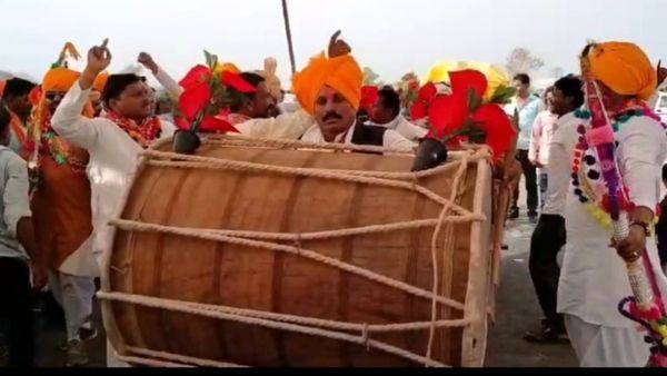 Bhagoriya Festival: भगोरिया उत्सव में मांदल की थाप पर थिरके आदिवासी, 50 गांवों के लोग हुए शामिल