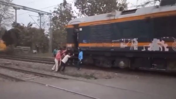 दम लगा के हईशा... लोगों ने ट्रेन को धक्का देकर पहुंचाया स्टेशन, Video देखकर आप भी हो जाएंगे हैरान