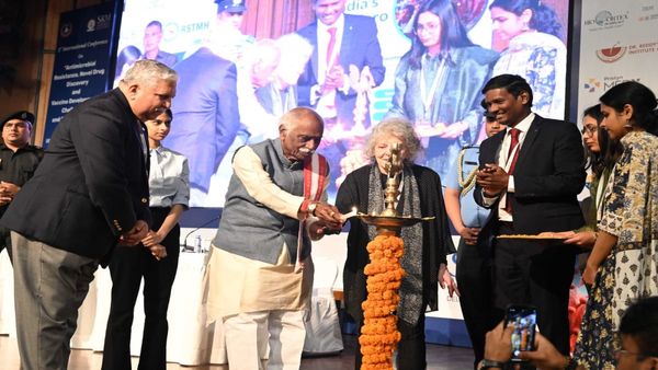 राज्यपाल बंडारू दत्तात्रेय ने दवा कंपनियों से किया आह्वान, कहा-'रोगाणुरोधी प्रतिरोध और एएमआर स्वास्थ्य के लिए
