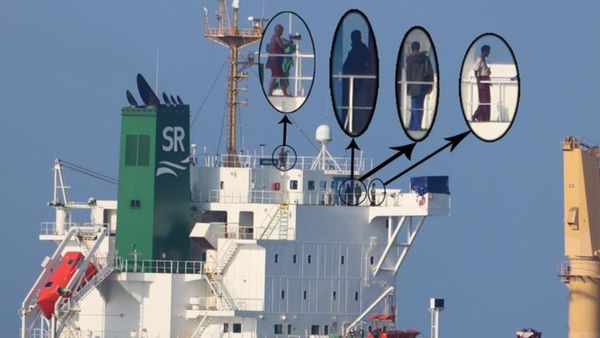 भारतीय नौसेना ने बचाया बांग्लादेशी जहाज, हिन्द महासागार में 2 दिन पहले सोमालिया लुटेरों ने किया था अपहरण